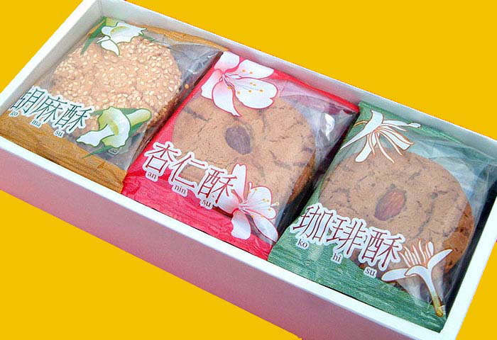 杏仁酥(アンニンスゥ)と胡麻酥と珈琲酥のセット