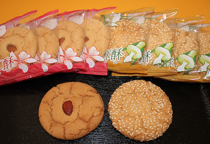 杏仁酥(アンニンスゥ)と胡麻酥のセット